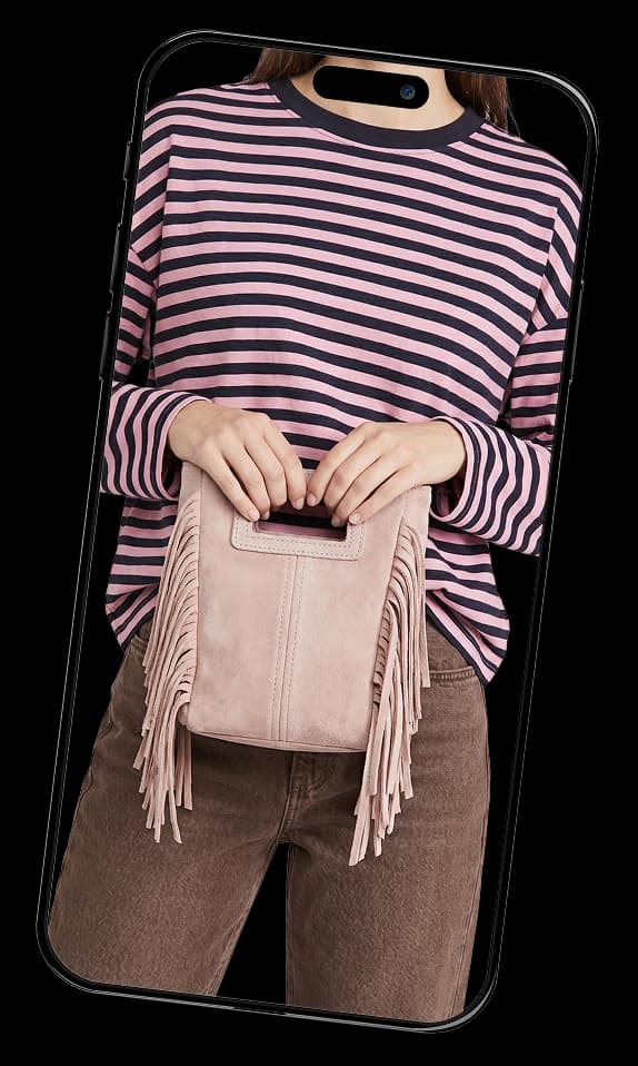 Un outfit con maglia a righe e borsa rosa